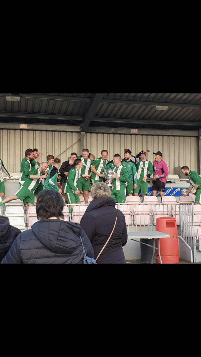 Penny_93's tweet photo. Yeah so this happened this evening 🏆⚽️#uptheworkies #bestlads https://t.co/vJhUoQBYUv