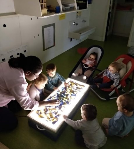 _lavall's tweet image. Les Formigues de Llar 0 han treballat els colors amb la taula de llum #vess #sentits #estimulaciosensorial