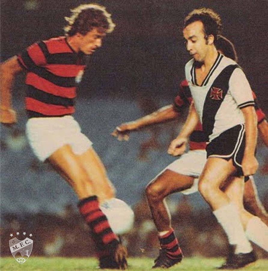 OldFootball11's tweet photo. #Zanata and #Tostão in the match between #Flamengo and #Vasco at #Maracanã, in 1972.   
#flaXvas #FlaVas. https://t.co/y0LIJELCY9