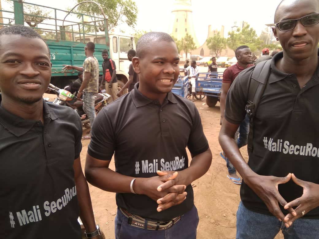 DrissaNiankile's tweet photo. La sécurité routiere est une affaire de tous. C'est pourquoi nous étions en sensibilisation terrain, de la tour d'Afrique à l'auto gare de sogoniko afin d'informer et sensibiliser les chauffeurs sur les accidents routiers #MaliSecuRoute.#StopAccident
@gav_mali https://t.co/lOaTin8sdX