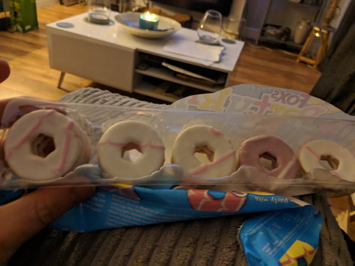 StevenPritch's tweet image. Great variety of flavours in my party rings today ! Cheers @foxs_biscuits only wanted the white ones anyway ! #white #biscuits #dissatisfied