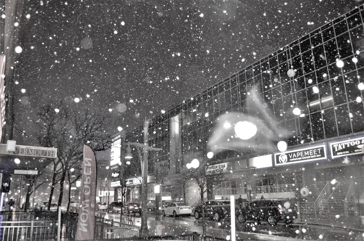 DaveJewellOHL's tweet photo. Shot these at work last night - downtown Windsor, ON. Roughly 1130pm Sat night. @weathernetwork @CTVWindsor @WxOntario1 @Local4Casters @rexroth7wxyz #onstorm #winterstillhere #onelastblast https://t.co/15pl2jLGuJ
