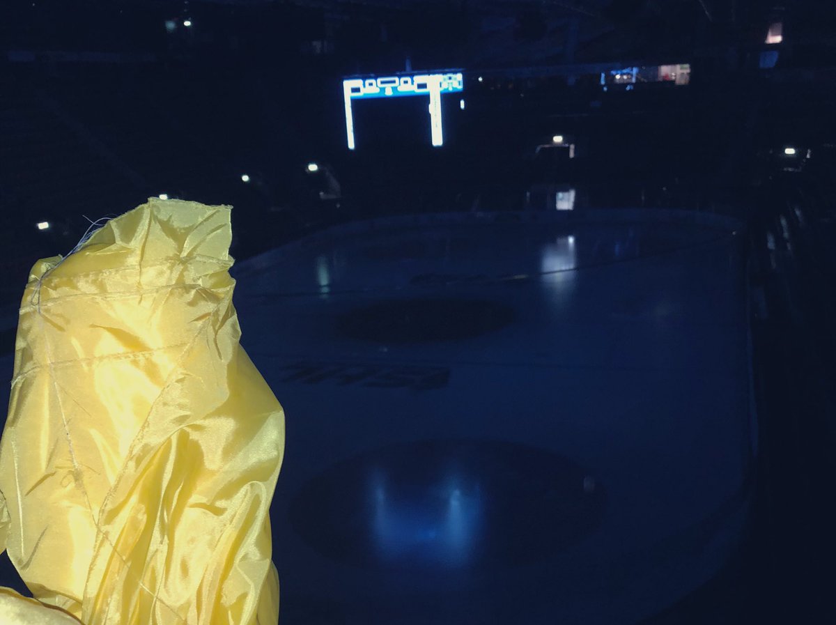 Tifofix i ett mörkt och stillsamt Kinnarps Arena. Imorgon smäller det, kom i tid, och läs instruktionerna om det sitter en lapp på din stol. 

Tillsammans skapar vi stämning. Tillsammans kvitterar vi matchserien!