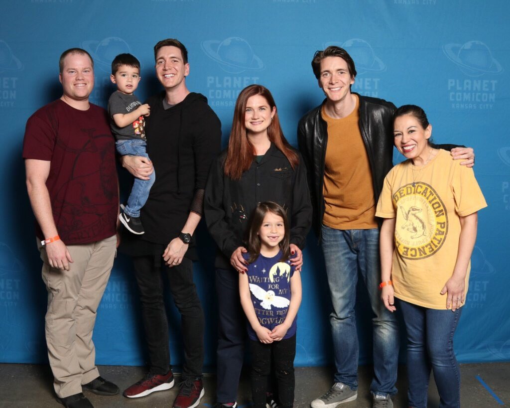 GraversenKdg's tweet photo. Harry Potter fans!  One of my students and her family with @thisisbwright, @James_Phelps, and @OliverPhelps at ComicCon in KC! *Posted with parent permission* https://t.co/VhiSsOHwfx