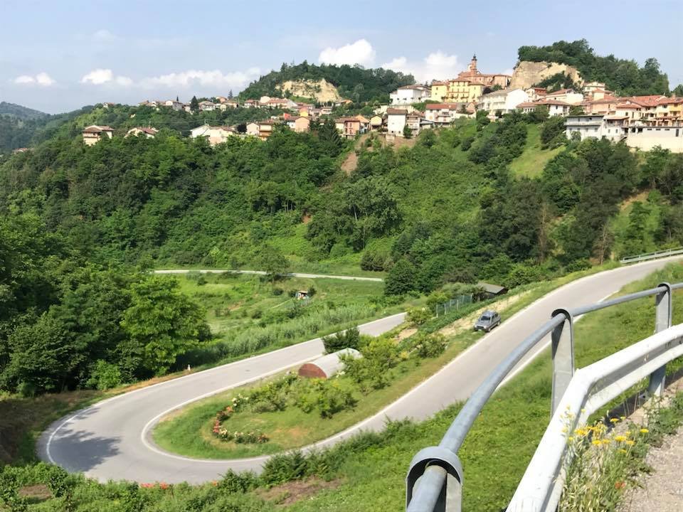 antonyblake9's tweet photo. Switchback Sunday with a mountain village to rest in Piedmont
#bike #cyclinglife #cyclist #roadbike #cyclingphotos #fromwhereiride #bikingtour #climboftheweek  #mountains #cycling #reillycycleworks #stubbleandsteel #stubbleandsteelonmountainshigh #piemonte#monferrato #italy https://t.co/qyUCz4Oi1y