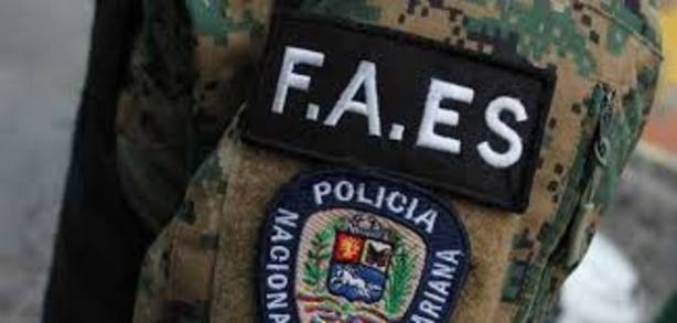 ElNacionalWeb's tweet photo. [URGENTE] Denunciaron que FAES y colectivos allanaron residencias en Lara https://t.co/CQkyZkSfzV  https://t.co/QeKCLxnF0r