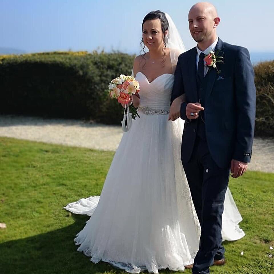 CarlyonBayHotel's tweet photo. This beautiful bride Emma is part of our very own receptionist team! Best wishes & Good luck to the happy couple from all of us at @CarlyonBayHotel π & a massive Congratulations to Mr & Mrs Rundle for tying the knot yesterday! π°π»π€΅πΌ#cornishbride #cornishwedding #carlyonbayhotel https://t.co/GgQXySRcgr