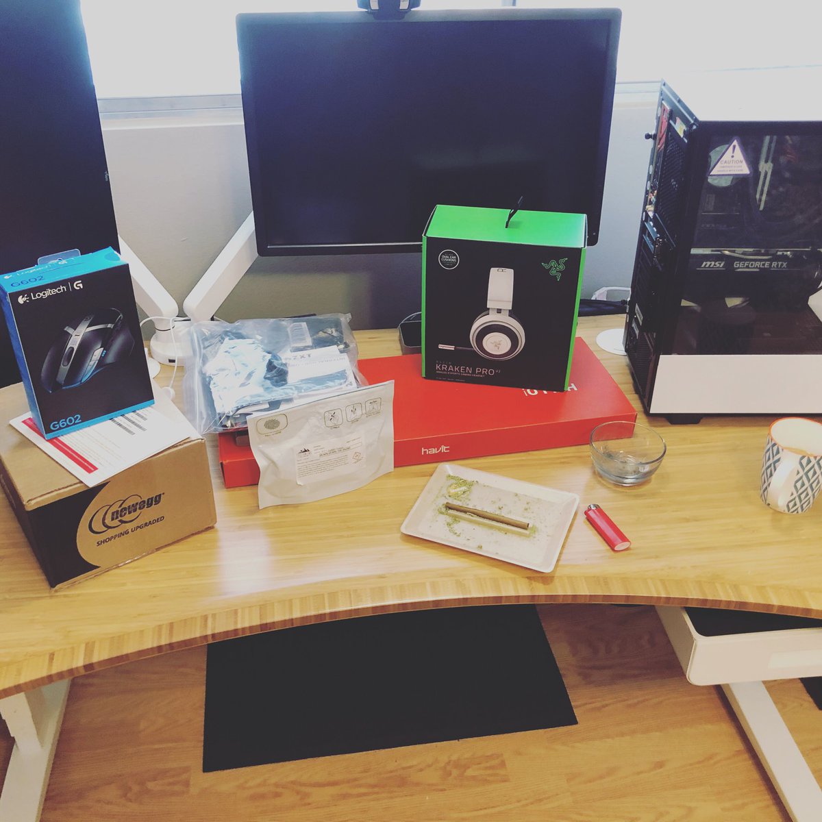 kimberlythegeek's tweet photo. So many goodies in one picture π€€ shout out to @telluridebudcompany in Durango. every 20th they sell $100 ounces and $5 grams. #bluntsfordays @razer @newegg @logitechg @nzxt #letsdothis #twitchstreamer #twitchstreamer #twitchgirls #twitch #gamer #gamergirl https://t.co/gJ2q9Cd2kn