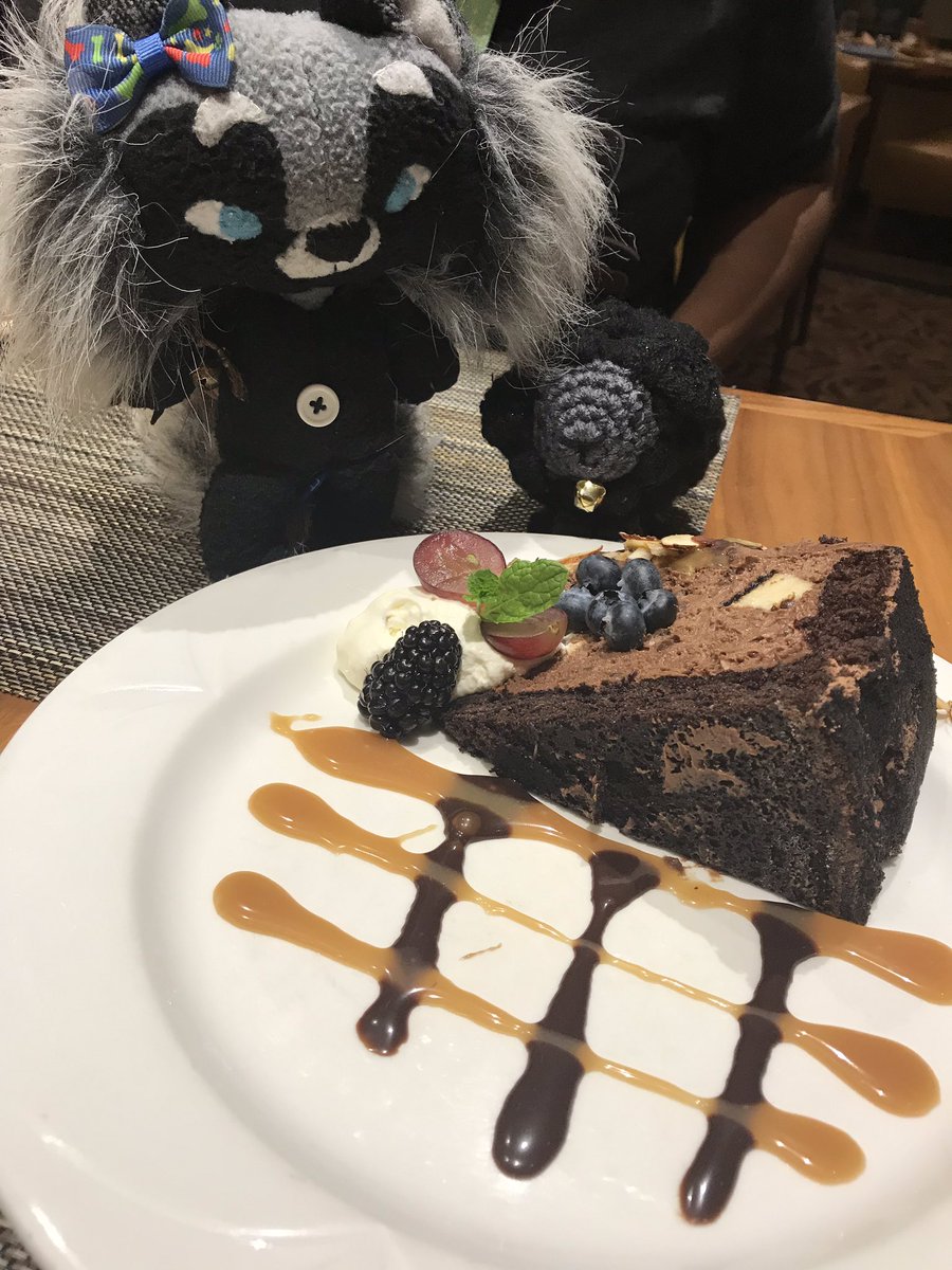 MADSHYARTS's tweet photo. No Smudge ! You can’t feed ya sheepie chocolate! 🍰 teehee  #mylilsmudge #tff2019 #buttonpup https://t.co/2CEBUrjLyM