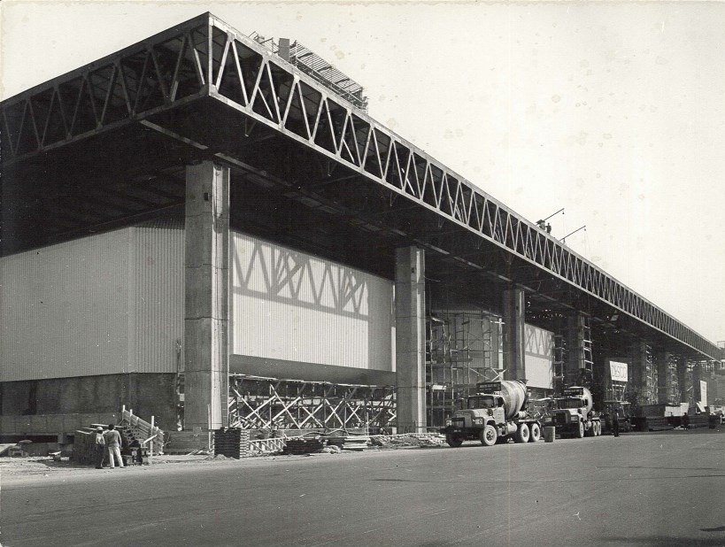 centroGAM's tweet photo. El edificio que hoy alberga a GAM fue inaugurado el 3 de abril de 1972 para la UNCTAD III. Una olla común junto a @niamchile celebrará este hito con una degustación de restaurantes de Lastarria, junto al #CoroUTE y #PedroPiedra. Inscríbete gratis>> https://t.co/bPXdruCfSq https://t.co/ESsjqPBmzk