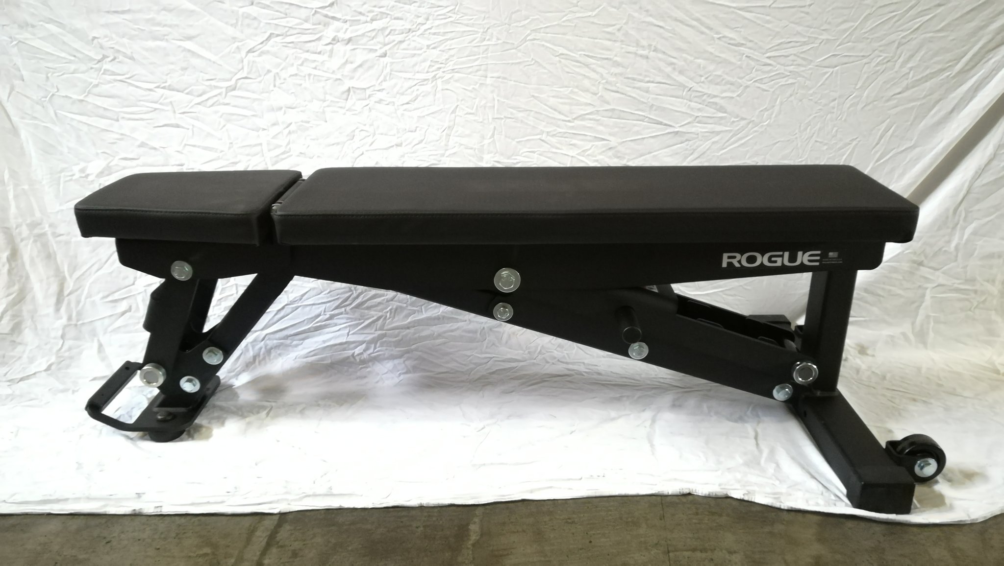 ネコチャイ Rogueのアジャスタブルベンチ2 0 シートが低めで幅も狭いので日本人向けなサイズ感です とはいえ普通の アジャスタブルベンチと比べるとゴツいです フレームが非常に太く重量は約60kgあります