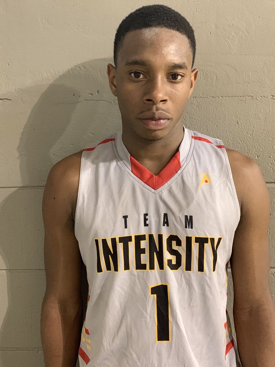 MyLineOfChamps's tweet photo. Shamar Norman is playing at an entire different level than everyone on the court. Has dropped 30pts in the 1st half leading Team Intensity 16u to a 49-31 halftime lead over Team Strap. @TDrakeBasktball @shamar_norman #IceBreakerInvitational #AlwaysIce https://t.co/7ar2zM1oyc
