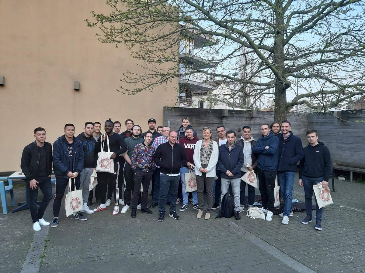 Dragophonix's tweet photo. Looking forward to taking part in the #BusITWeek this year as a buddy for incoming students after receiving a warm welcome last year @ucleuvenlimburg #ucll #movingminds https://t.co/XgKSLdYyuD
