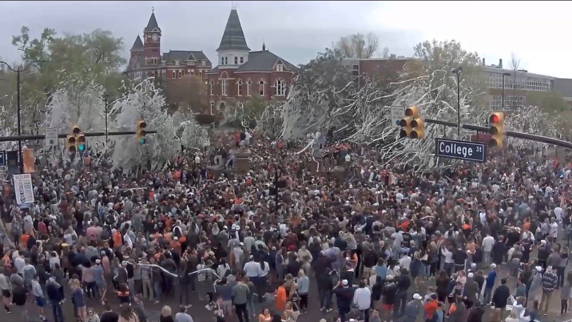Van_Riggs's tweet photo. ❄️ falling again in downtown Auburn #WarDamnEagle #FINALFOUR https://t.co/Yu9AyKUa8C