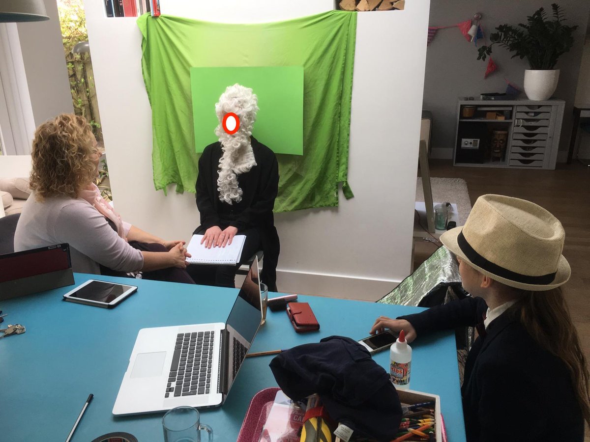 SuchFunDB's tweet photo. Een alternatieve greenscreen (lap en groot stuk groen katoen) geven een grappig effect in het filmpje wat nicht en vriendin maakten voor #webtask. https://t.co/BgMMkHXBG8