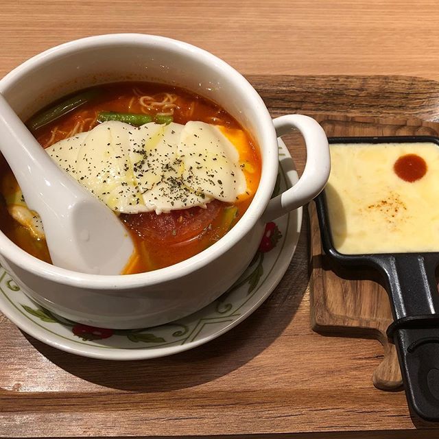 ch_un_st_ar's tweet photo. #竹下通り にある #太陽のトマト麺withチーズ の #太陽のチーズラーメンwith魅惑のラクレット

#harajuku
#overeating
#chungram https://t.co/nws6J5NWHm by Instagram https://t.co/I3dTWaVuUu
