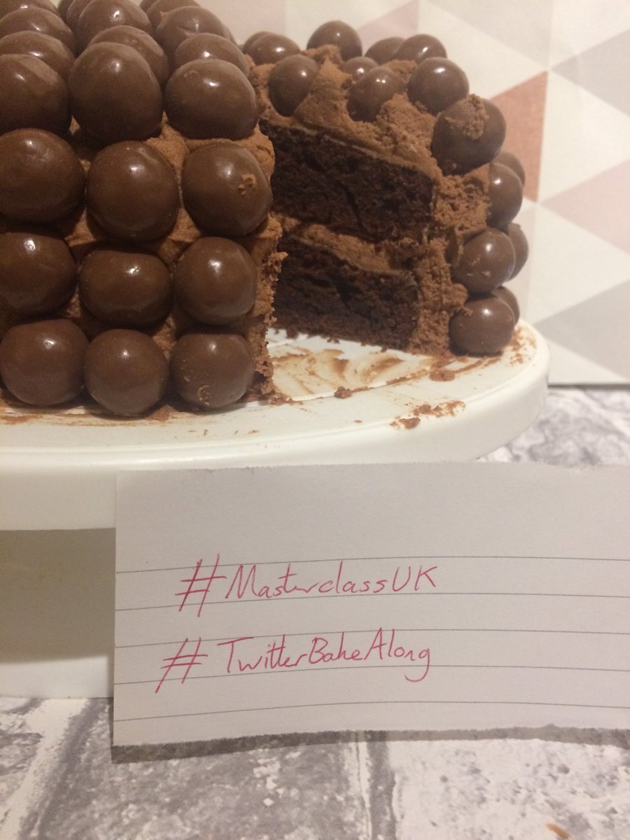 elles_ecrit's tweet photo. My #MothersDay #TwitterBakeAlong entry! I made some frangepagne slices and @lorrainepascale ‘s ‘let them eat cake cake’. Both were delicious!😋 #MasterclassUK https://t.co/8ynn3kGb6w
