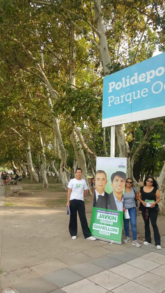 Karina85590115's tweet photo. Militando en Parque Oeste tarde de domingo #arribarosario..#PabloJavkin. #partidocreo https://t.co/D9btwIhc9Z
