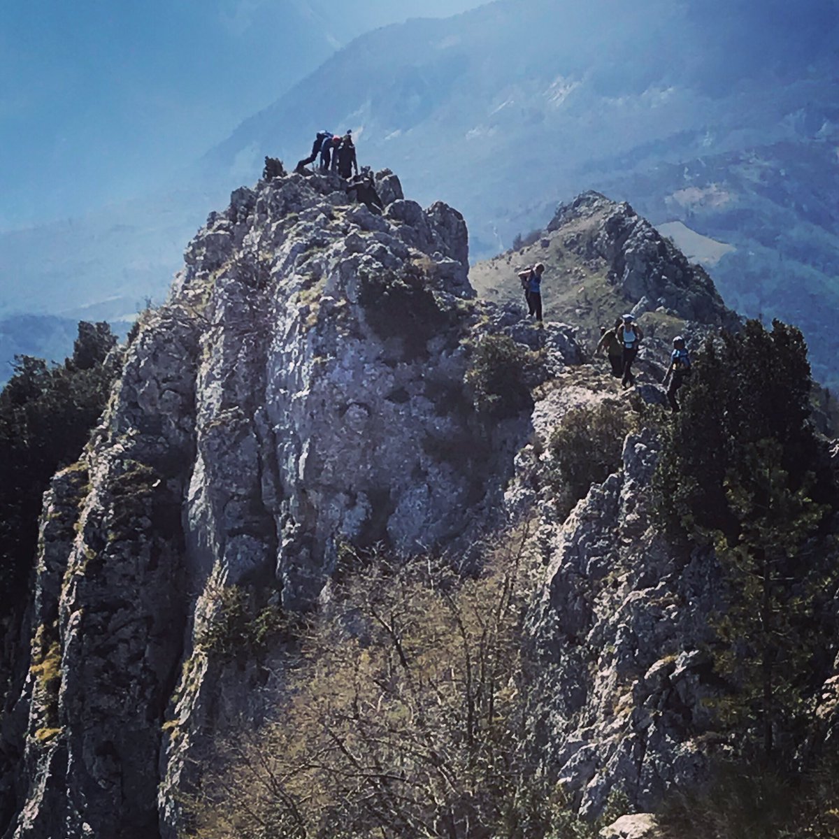 glucanto's tweet photo. Non avrà dato i natali a Madonna, ma #Pescosansonesco e le sue vette oggi mi hanno regalato emozioni da brividi #Abruzzo #MontedellaCroce #MonteLaQueglia #creste #01 https://t.co/fwNlT1pH8A