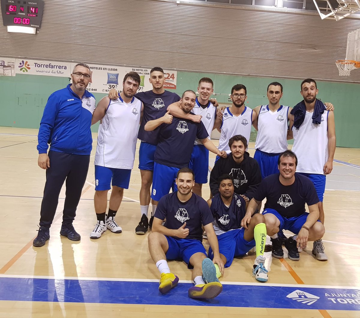AlexLeyvaLpez's tweet photo. Gran partido de la banda del patio para conseguir otra victoria!!! #SrMasc #CBTorrefarrera https://t.co/6Ga9ni4Vbn