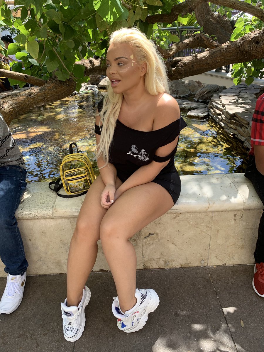 trishapaytas's tweet photo. trying not to look awkward or obvious doing an iphone photoshoot between two tourists 🌻 https://t.co/NMK7Kyjv7R