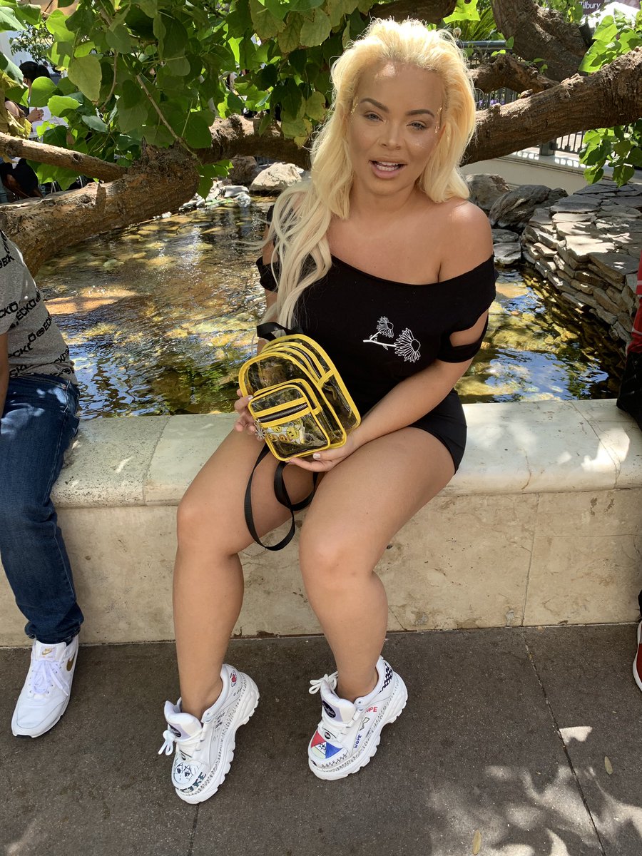 trishapaytas's tweet photo. trying not to look awkward or obvious doing an iphone photoshoot between two tourists 🌻 https://t.co/NMK7Kyjv7R