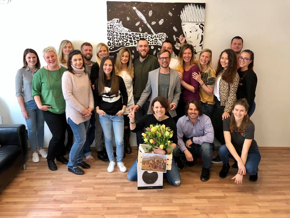 EventArenaPraha's tweet photo. Vrchní ředitelka Kateřina dostala k narozeninám kouř, sodu, kapky, ceres, čočku, Világoš, kartáč a také pár tulipánů🙂

#birthday #eventarena #ourmanager https://t.co/6SgMPhCQLw