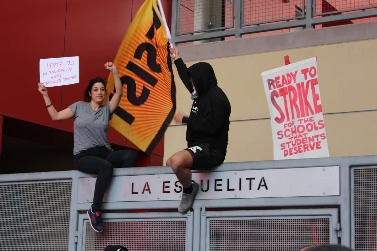 ZZZZZZZZZZZack's tweet image. never will forget these two climbing up on the fence in front of La Esquelita #RedForEd #unite4oaklandkids #OUSDstrike