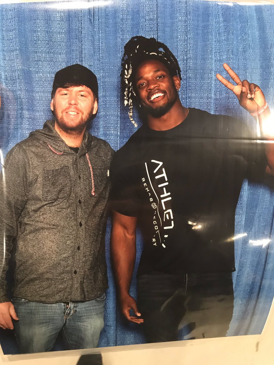 r_sinker's tweet photo. @Melvingordon25 thanks for the picture today! It was awesome meeting you! https://t.co/kJpzqQ7Rdi
