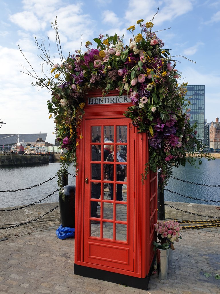 metcalfe_la's tweet photo. Stumbled across this beautiful floral phonebox courtesy of @HendricksGin #hendricksmidsummer. Bird songs, fairy lights and even more flowers inside #2minutesofcalm #needoneoftheseatwork https://t.co/Bsvs7cWkuA