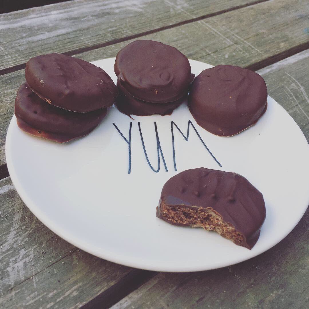 This is what’s happening. Thin Mints are my favorite Girl Scout Cookie EVAH! What’s yours? *These are gluten &amp; dairy free! Recipe here thanks to <a href="/againstallgrain/">Danielle Walker</a> facebook.com/275049291917/p…