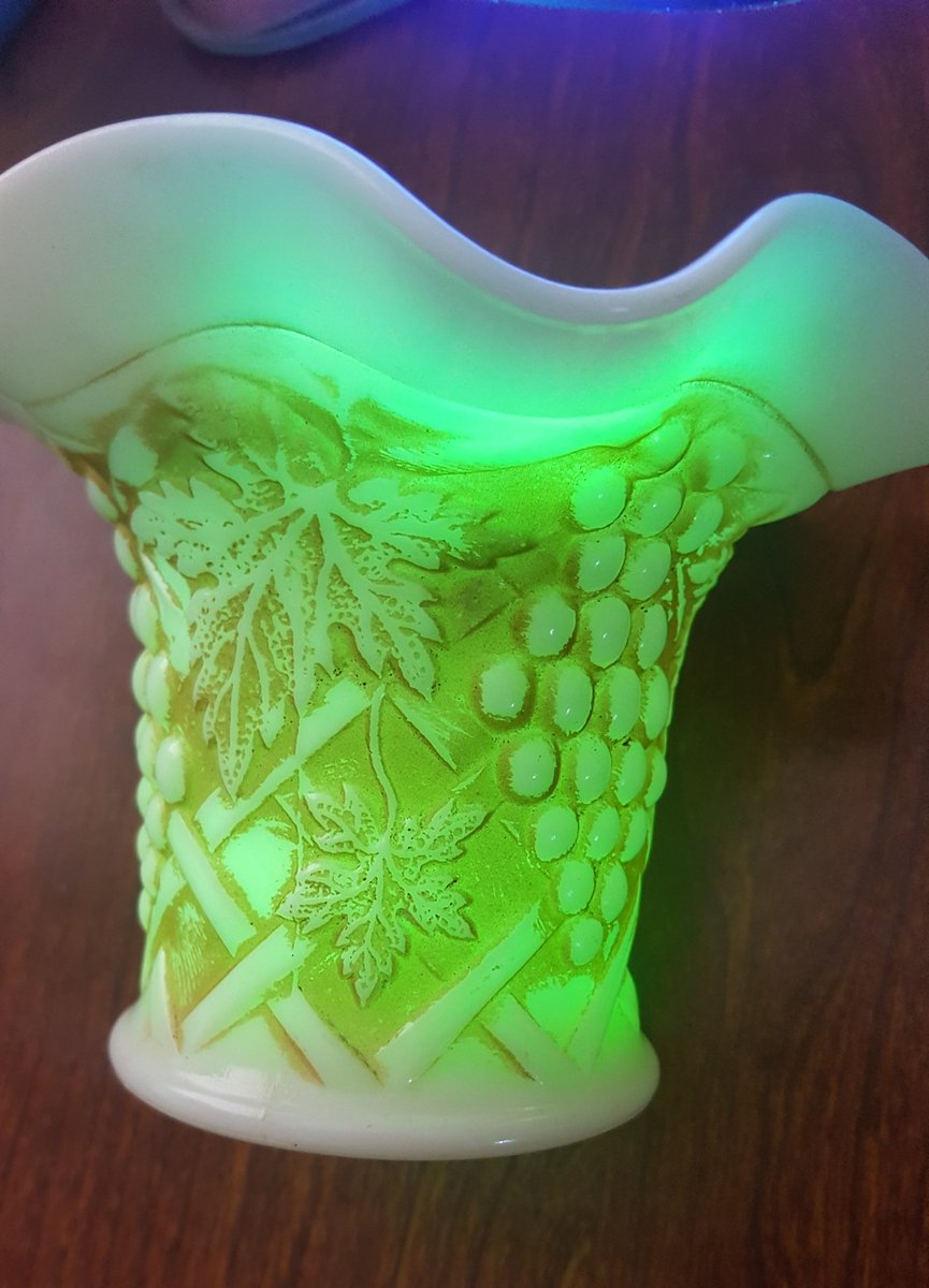 ConradKnauer's tweet photo. More antique shop #GeigerCounterFun
Another Northwood item; vase 3Β½" (9cm) tall, 5" (13 cm) wide. Only 120 CPM max but really nice UV glow. #Uranium https://t.co/ZUDcyErj6M