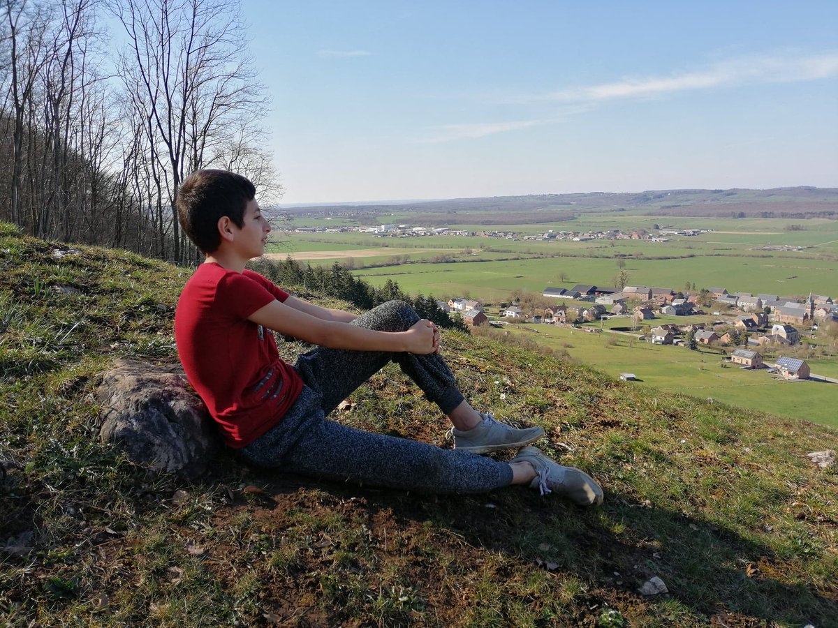 CartableDaspa's tweet photo. Le 21 mars, nous nous sommes promenés dans les bois, avons cueilli quelques jonquilles pour nos mamans, et découvert un point de vue de notre commune que Ahmed a adoré.
Malheureusement, c'était le dernier jour de Roderick et Anileis.
Bonne chance à eux pour l'avenir ! https://t.co/dR2BYVttY0
