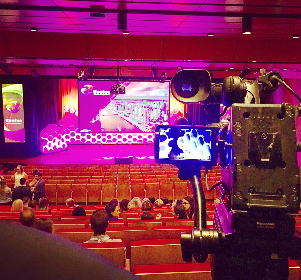 selectaudiovisu's tweet photo. The camera op always get the best view! Day 1 Opening Session at EVOLVE. Roll on Day 2. π₯ππ€ #MEAEVOLVE #EVOLVE2019
@meetings_eventsau @bcec_brisbane
#SelectAudioVisual
β’
β’
β’
β’
#AudioVisual #SelectAV #Events #Production #Design #Inspiration #EventProfs #BTS #Marketing https://t.co/yBSZKFqlqK