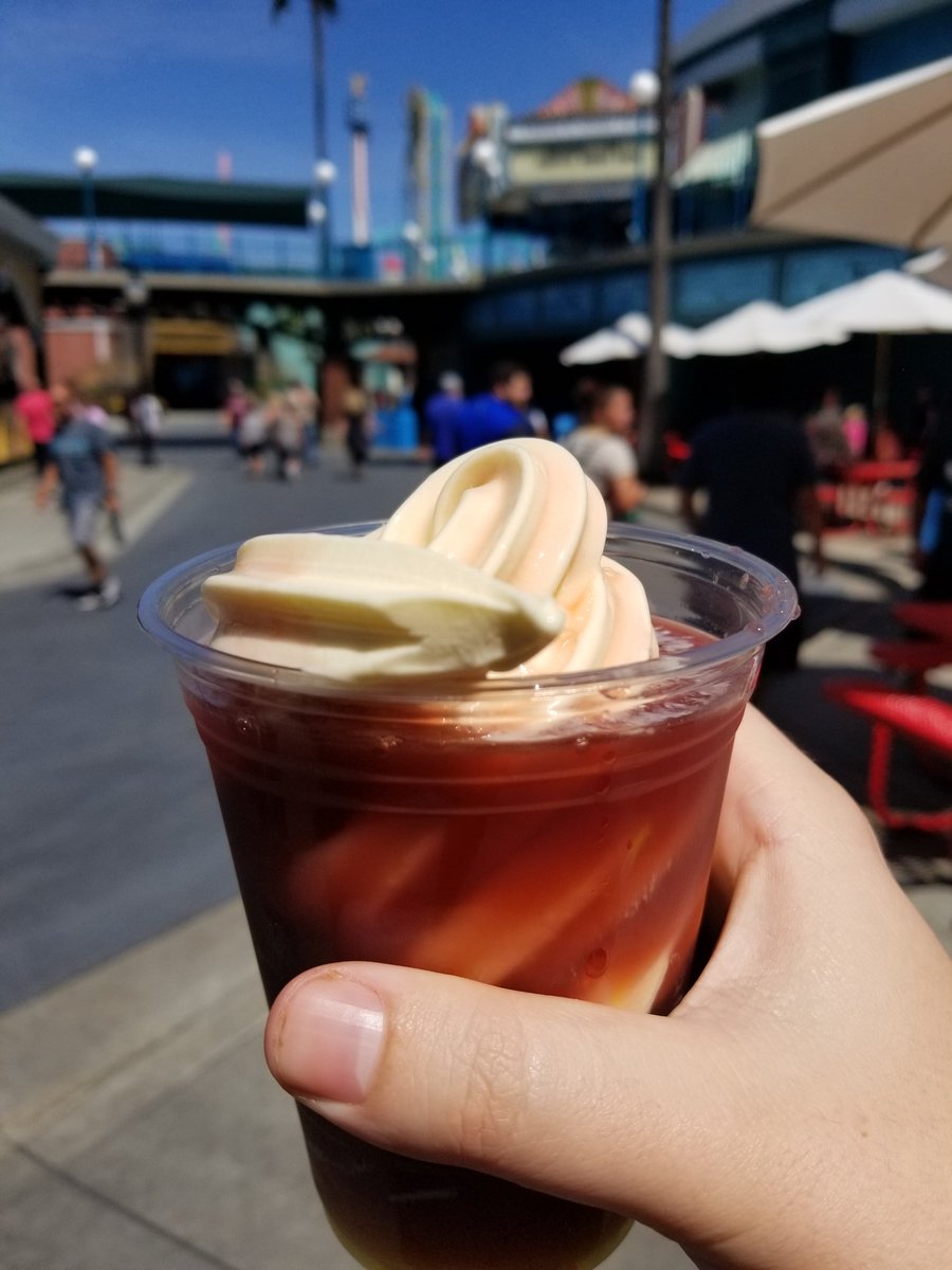 rockceratops's tweet image. Theres a few items not on the tasting card that are super good. The #FunStick is probably my favorite, along with Boysenberry #DoleWhip Float.