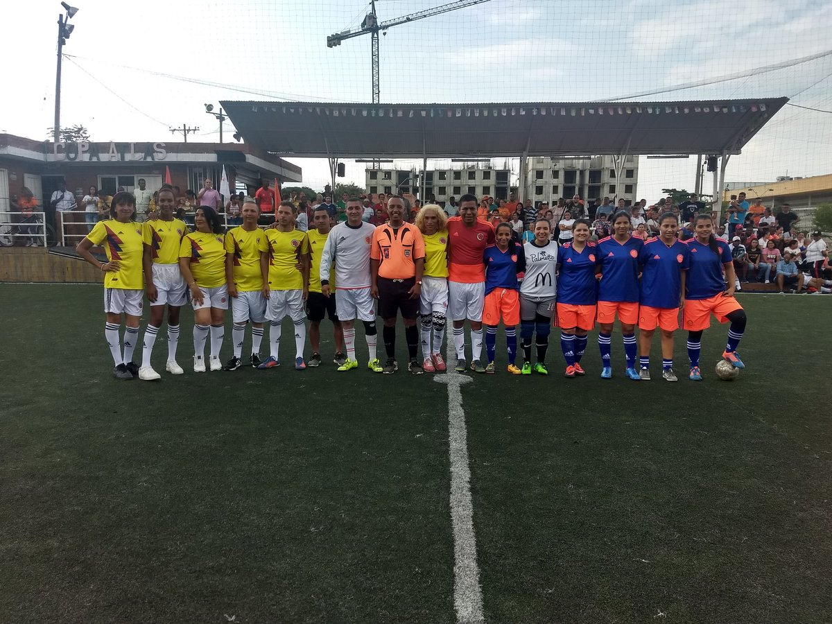 PrensaAlexDuran's tweet photo. Cuadrangular de la diversidad. Tremenda convocatoria. Tribuna llena y equipos a todo dar! Hoy unimos la diversidad de géneros en torno al deporte con el objetivo de construir: Alex Durán @alexduran76 #TuFirmaCuenta #Esperanza https://t.co/IORDB8o671 https://t.co/eTzTQ8tLRE