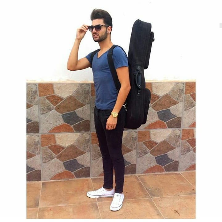 Ulises_Rol's tweet photo. -En casa de mis padres, con la guitarra, esperando aque me abran, y contigo de la mano, estaba algo nervioso, era mi primera quedada contigo y con ellos- https://t.co/9h960NdZKf