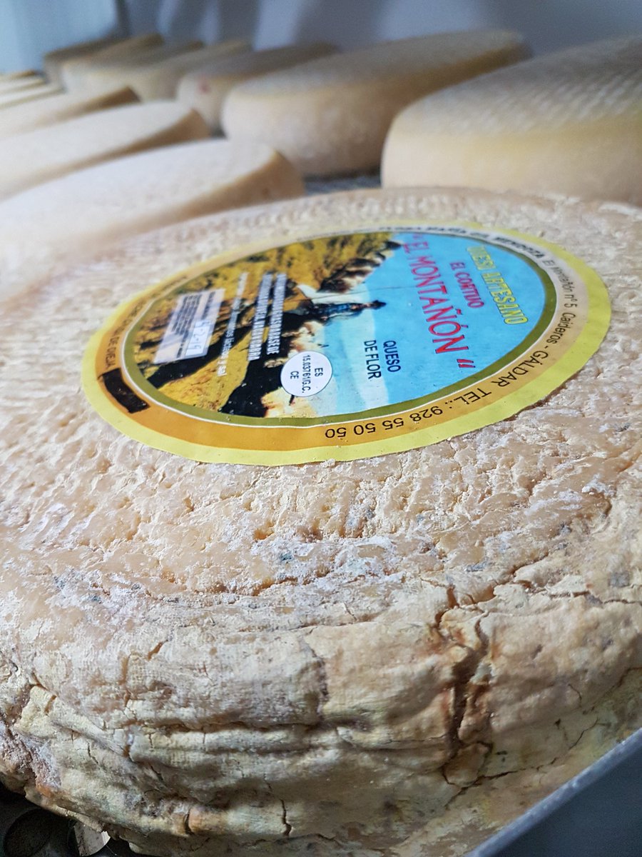 espaciomadrides's tweet photo. Un gran día entre quesos artesanos de #GranCanaria que arrancó en "El Cortijo de Montañón", familia quesera de varias generaciones. El #QuesodeFlor es uno de los productos estrella de la isla.
#ForoInternacionaldelQueso (1 y 2 de abril). #queseriasartesanas https://t.co/6U8E7AOFIx