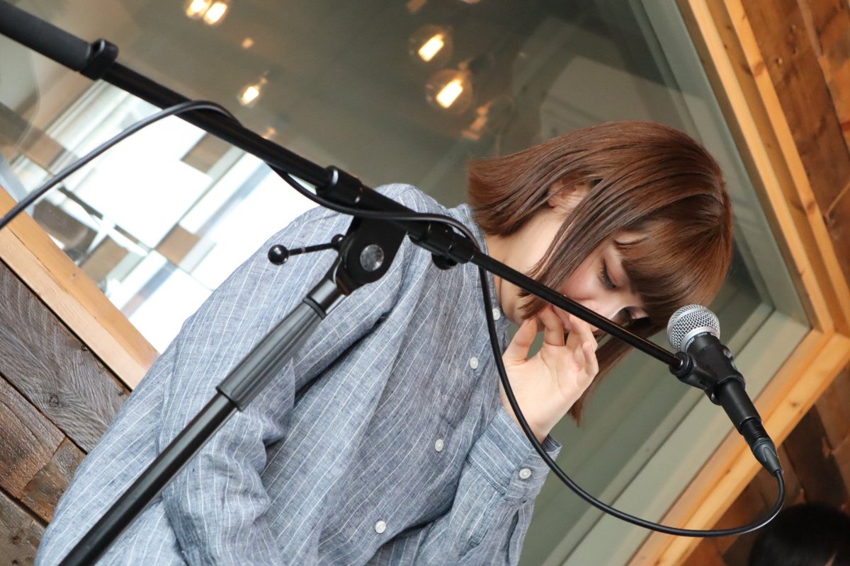 pyokon2's tweet photo. 昨年12月以来のライブでした。
やわらかな陽が射し込む表参道の空間に繊細なヒーリングボイスが心地よい #キノシタユイ #room331 ミニワンマンライブが行われた。
新曲2曲とカバー曲1曲を織り交ぜての全11曲。
youtubeにアップしたカバー曲は再生回数27万回をこえた。
彼女が歌う限り聴き続けます。 https://t.co/7i9kqBoTXL