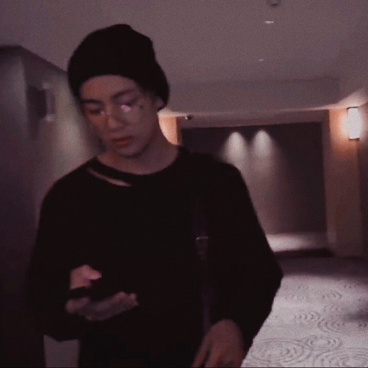 taecroissant's tweet photo. You’re walking in the hotel at night and he suddenly appears in front of you. Your last saved meme is your reaction~ https://t.co/wara4SbikI