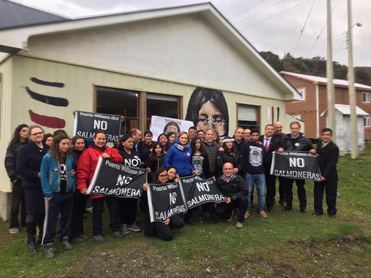 carolinagoic's tweet photo. Desde #puertowilliams #cabodehornos decimos #noalasalmonicultura porque es reserva de la biosfera, por respeto a la comunidad #Yagan porque hoy es un crimen ambiental no cuidar un lugar único en el planeta por su riqueza y biodiversidad @guidogirardi @chahuan https://t.co/Dlgg8qusIW