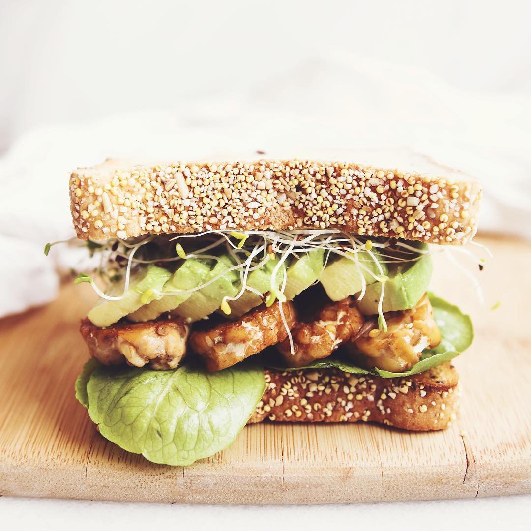 tempeafoods's tweet photo. Alfalfa is a low cal, high vitamin sprout that is a lovely addition to any sandwich. Add your tasty avocado, and #tempeh for a great source of protein, and you’re have a nutritious meal 🥳
Photo by Veggiekins on IG. 
#tempea #tempehrecipes #tempehsandwich #plantbasedprotein https://t.co/UCOKrjaA05