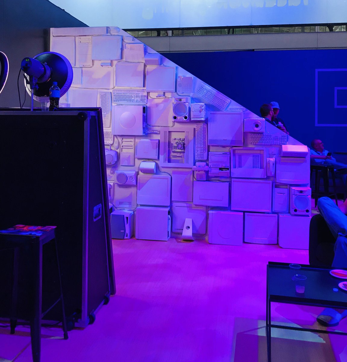 Abixnessa's tweet photo. The colors had my mind blown away 😍🥰🎮 #PaxEast2019 @Official_PAX #Gaming #Colorful #FloatingChair https://t.co/6wA3K8bwpT
