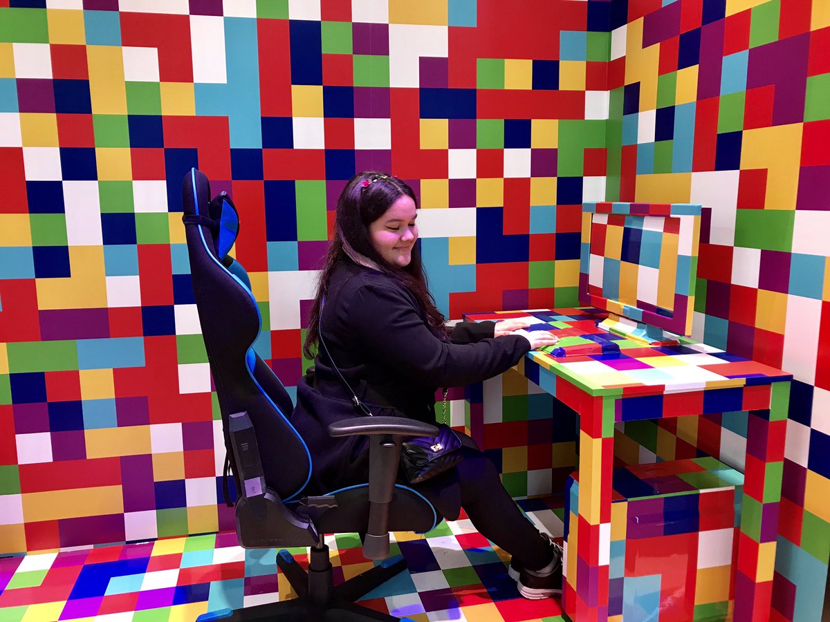 Abixnessa's tweet photo. The colors had my mind blown away 😍🥰🎮 #PaxEast2019 @Official_PAX #Gaming #Colorful #FloatingChair https://t.co/6wA3K8bwpT