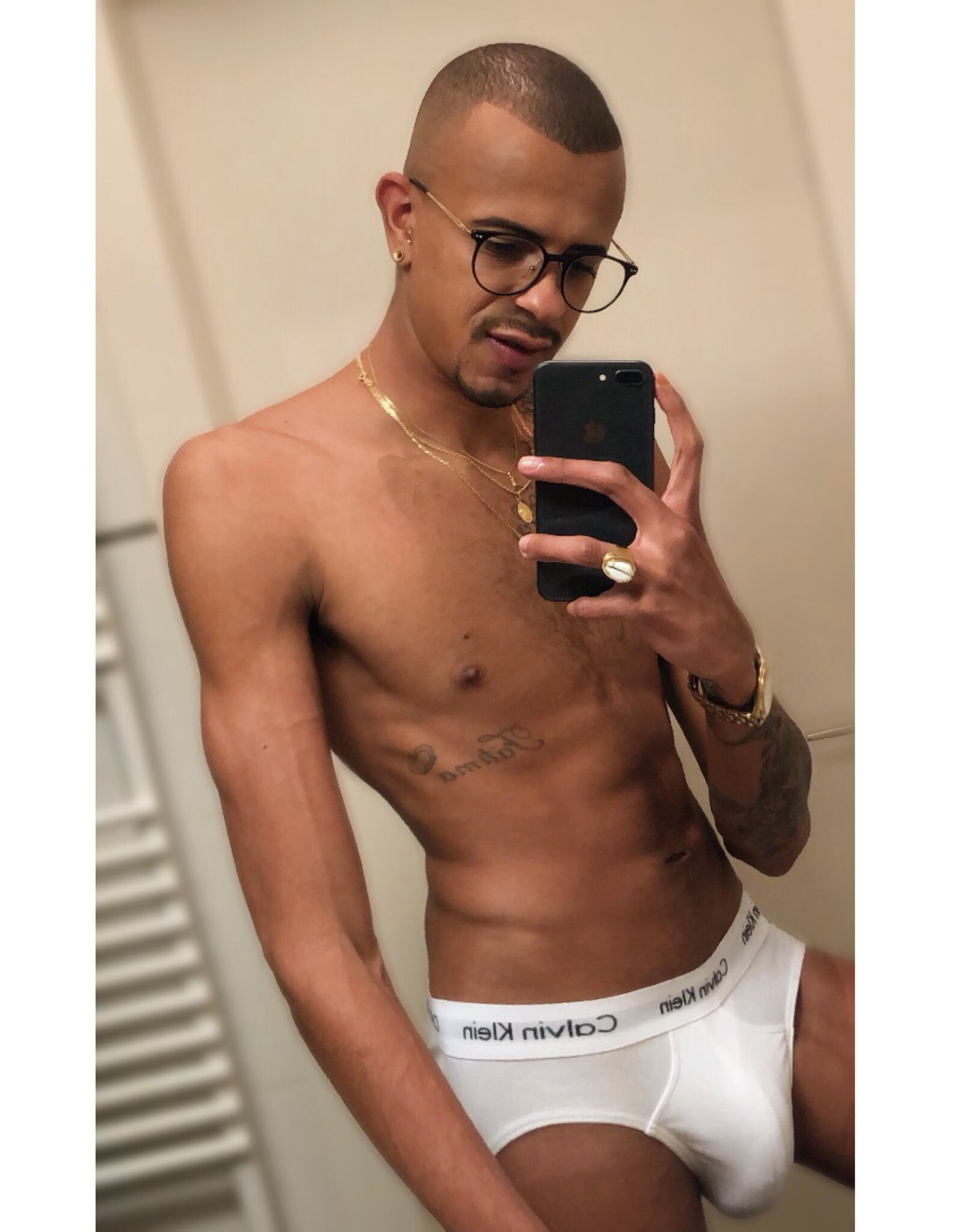 1 pic. Ativo com local 🔥😆 https://t.co/tlIRXtZuor