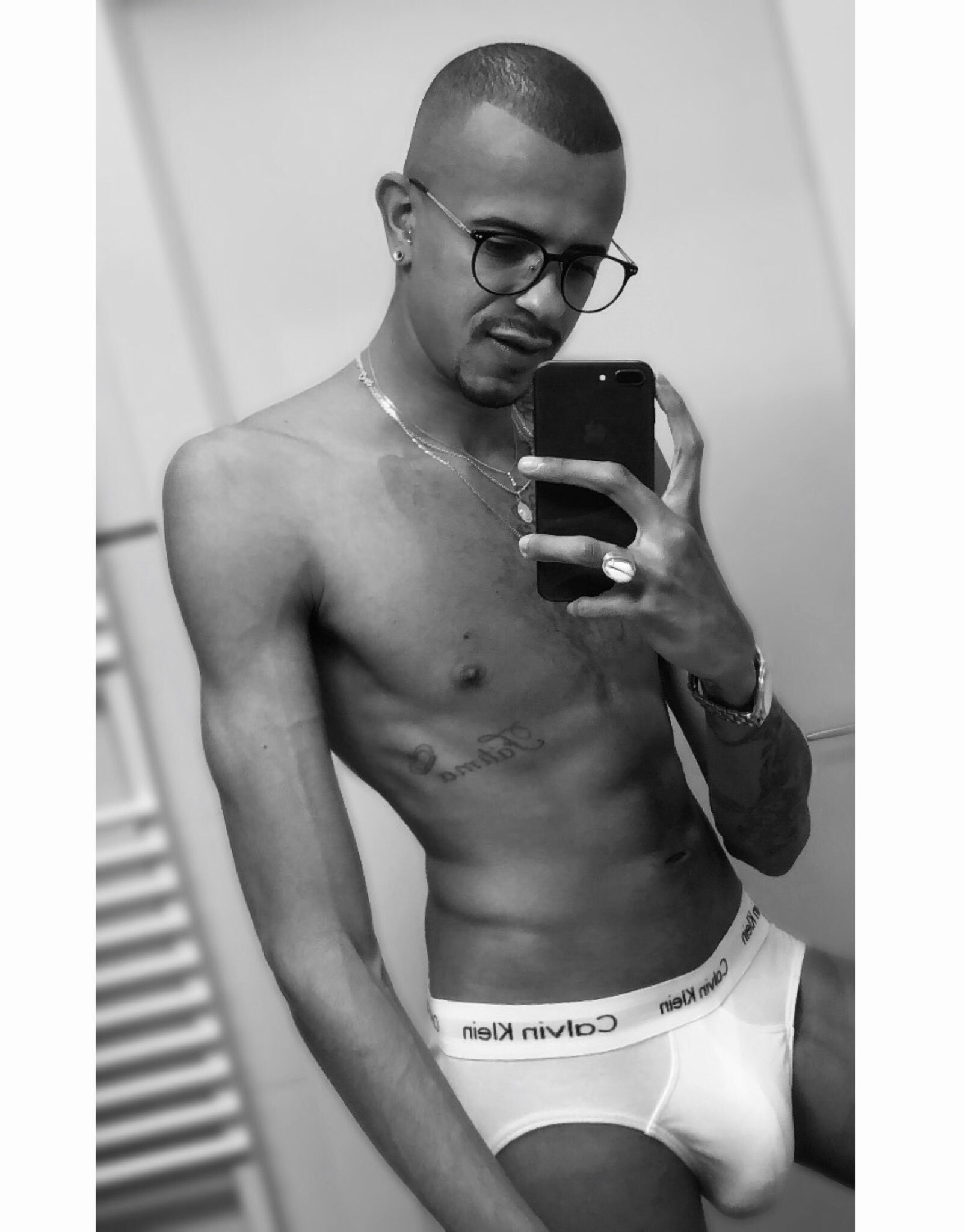2 pic. Ativo com local 🔥😆 https://t.co/tlIRXtZuor