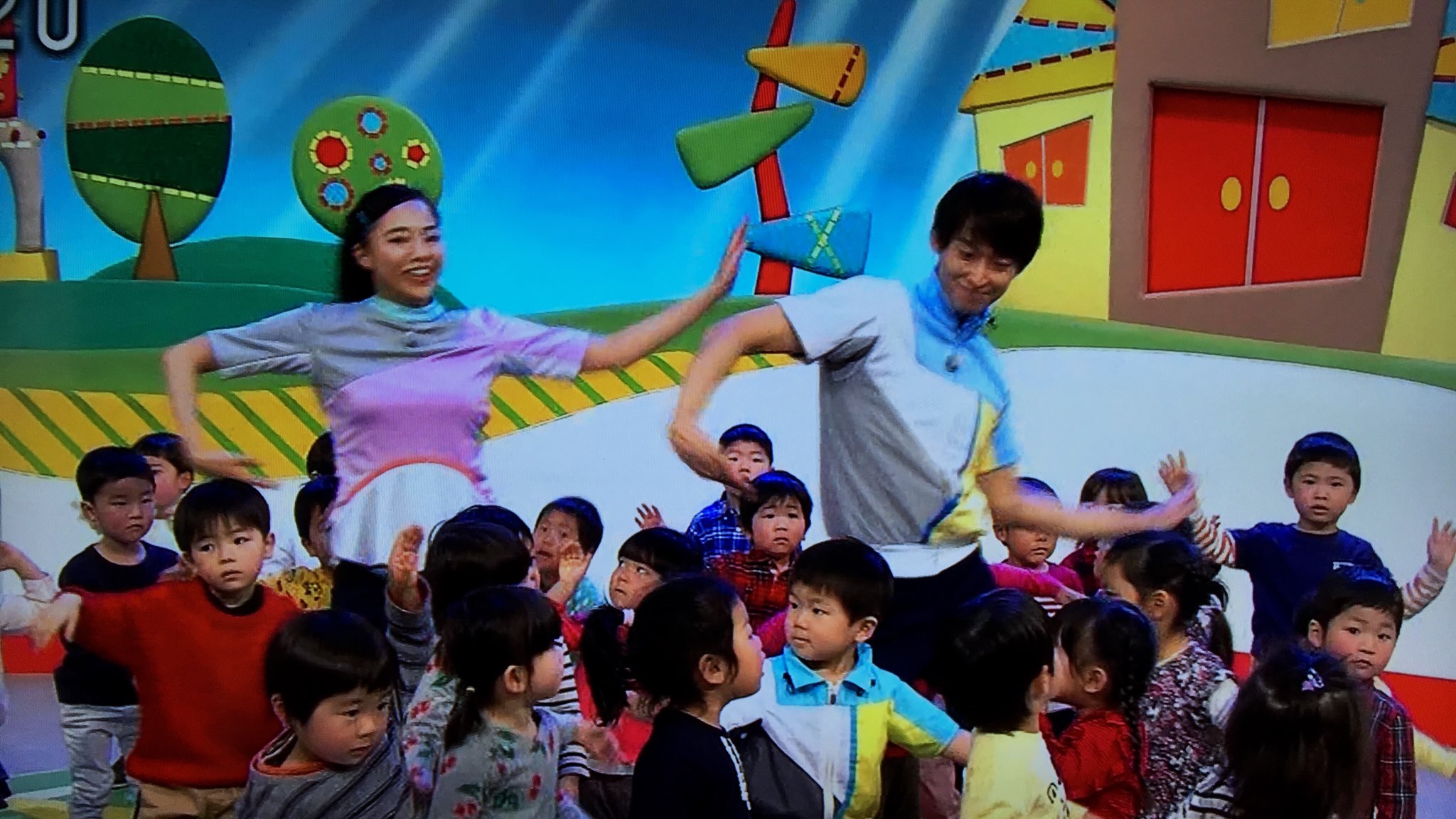 画像 おかあさんといっしょの体操がおにいさんおねえさん二人になってる〜 https//t.co