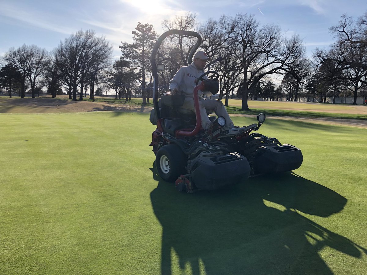 CRgreenside's tweet photo. Sunday evening backtrack verticut. Getting a little head start for aerification tomorrow. Thanks @DonJuanMaga nice work.
#WCC #InternDuties #WichitaCoutryClub πππ https://t.co/hD0gCinilh