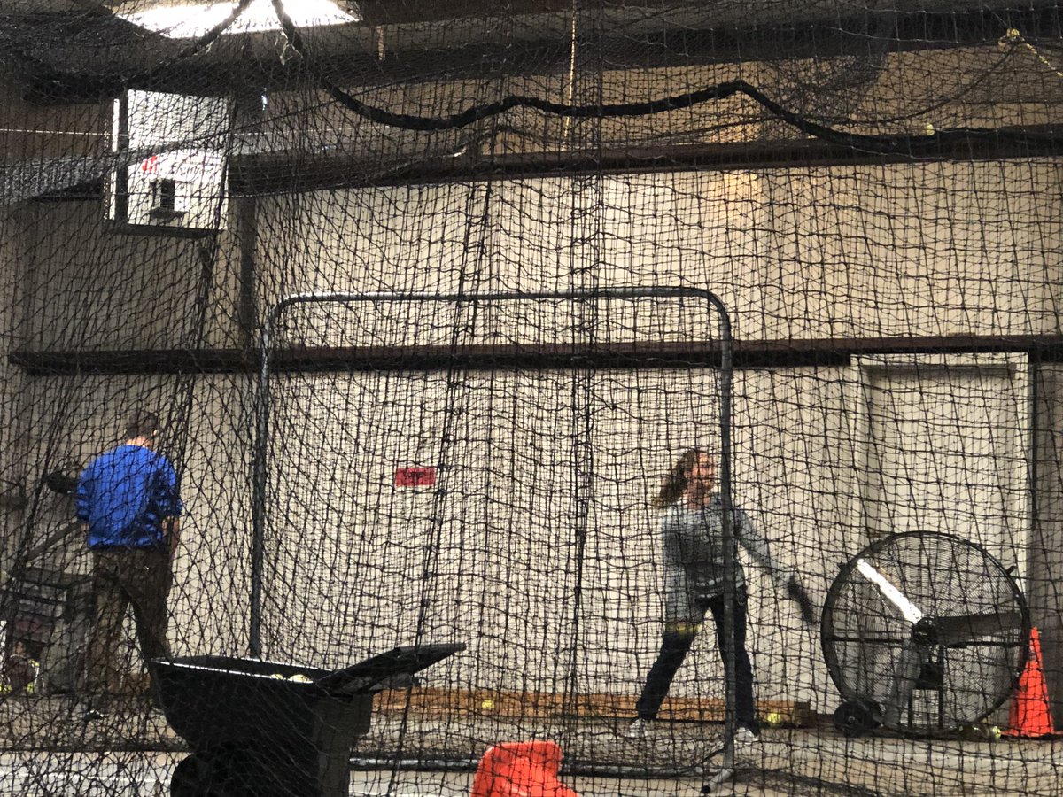 EmmaCavender2's tweet photo. Putting in some work 💪🏼 #pitchinglessons #gottaloveit 💙🥎 https://t.co/KRbFdeXd8a