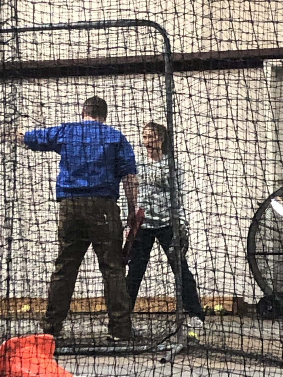 EmmaCavender2's tweet photo. Putting in some work 💪🏼 #pitchinglessons #gottaloveit 💙🥎 https://t.co/KRbFdeXd8a